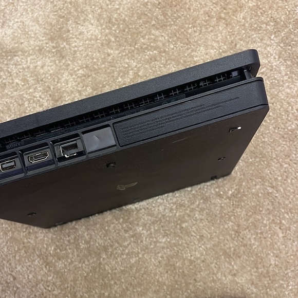 Ps4 and controller - Picture 4 of 6